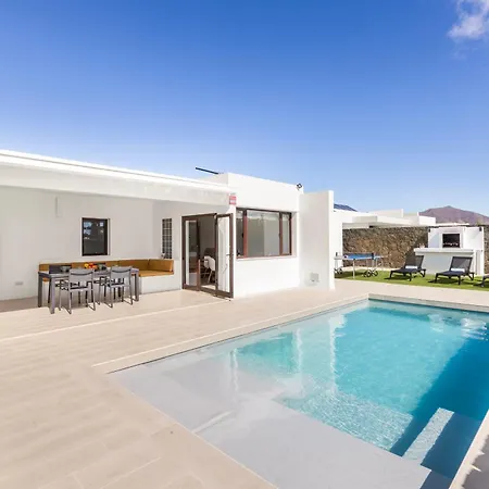Villa Cactus - Large Private Plot - Heated Pool & Bbq - Luxury Vacation Playa Blanca (Lanzarote)